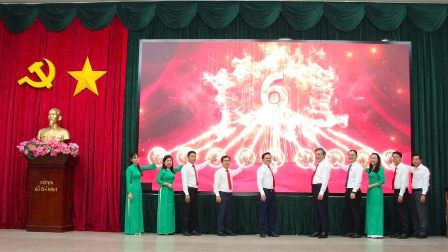 Đại biểu nhấn nút khai trương mô hình chuyển đổi số “HĐND phường Long Thành - Kết nối cử tri số”.
