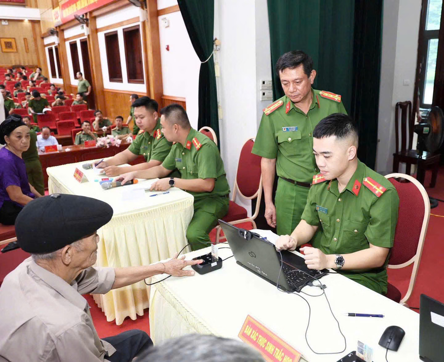 Cán bộ, chiến sĩ Công an trực tiếp hướng dẫn hoàn thiện hồ sơ, thực hiện quy trình lấy mẫu. (Ảnh: Công an tỉnh Tuyên Quang).
