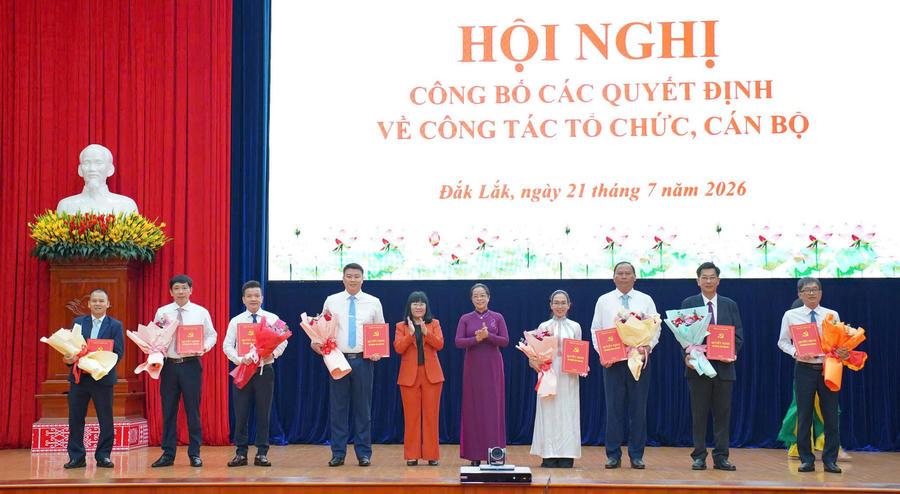 Phó Bí thư Tỉnh ủy Huỳnh Thị Chiến Hoà và Phó Chủ tịch Thường trực UBND tỉnh Hồ Thị Nguyên Thảo trao các quyết định về công tác nhân sự. 