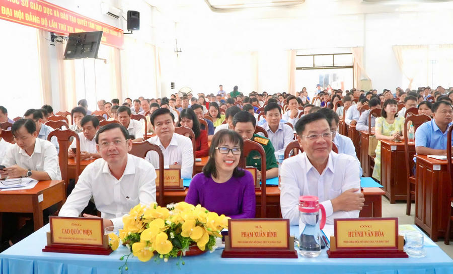 Đại biểu tham dự hội nghị.