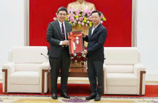 Ông Lê Văn Ánh, Phó Chủ tịch UBND tỉnh Quảng Ninh và ông Phút-Thạ-Văn Năn-Thạ-Vông, Thứ trưởng Bộ Công Thương Lào trao quà lưu niệm tại buổi tiếp.