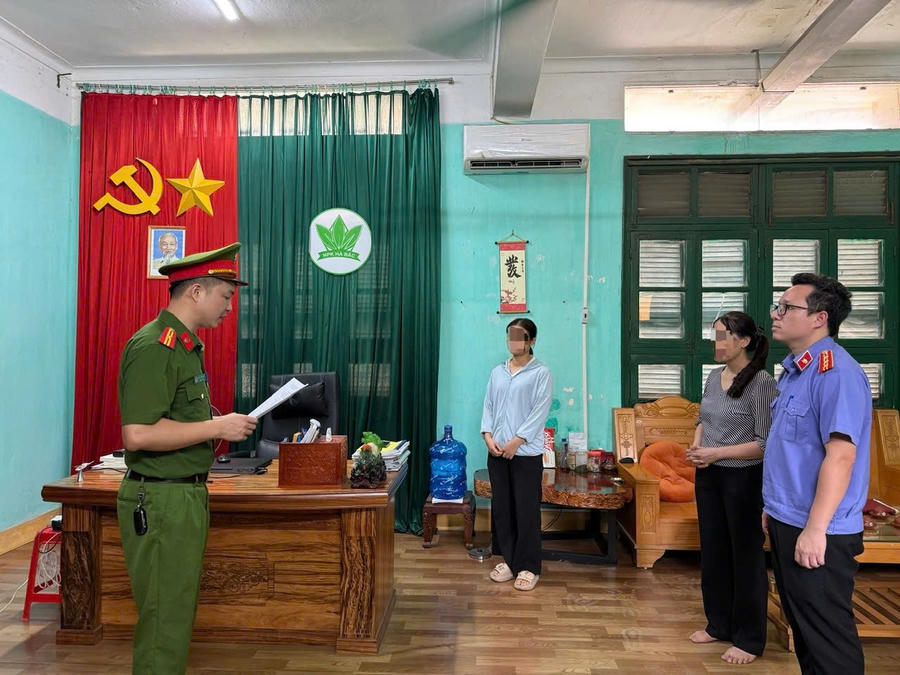 Cơ quan điều tra tiến hành khám xét nơi làm việc của bị can.
