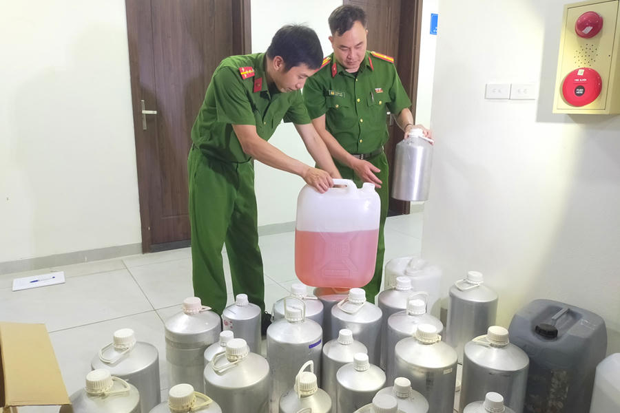 Những can hương liệu, nước hoa giả được các đối tượng dùng để sản xuất, sang chiết nước hoa thương hiệu giả. (Ảnh: Công an tỉnh Thanh Hóa)