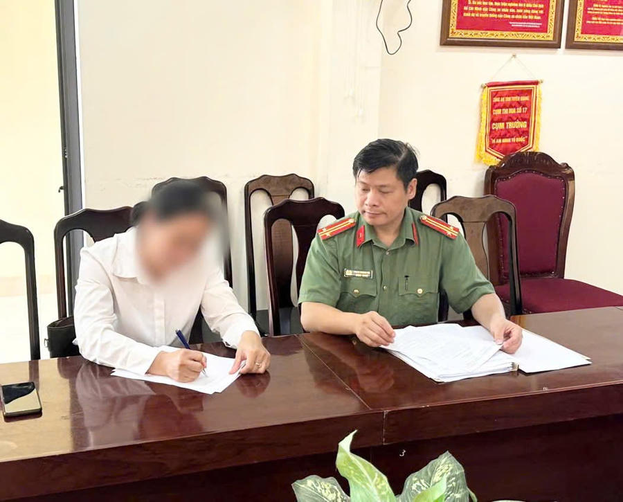 Công an làm việc, lập biên bản vi phạm hành chính đối với H.T.G. (Ảnh: Công an tỉnh Tuyên Quang).