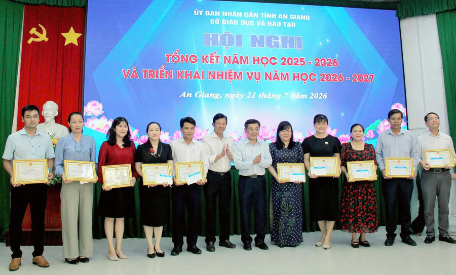 Tặng giấy khen cho các cá nhân đạt thành tích tiêu biểu, xuất sắc trong tổ chức Kỳ thi tốt nghiệp trung học phổ thông năm 2026.
