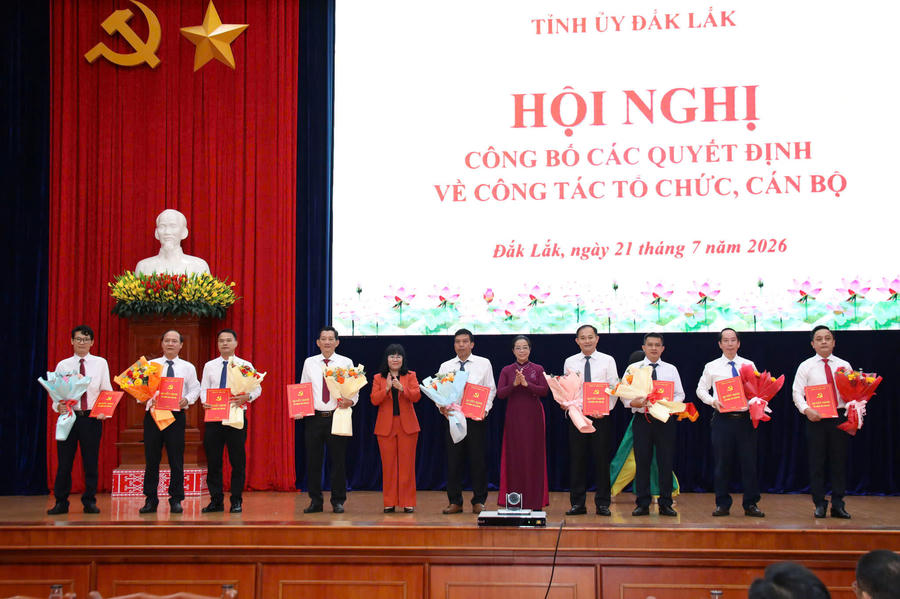 Phó Bí thư Tỉnh ủy Huỳnh Thị Chiến Hoà và Phó Chủ tịch Thường trực UBND tỉnh Hồ Thị Nguyên Thảo trao các quyết định về công tác nhân sự.