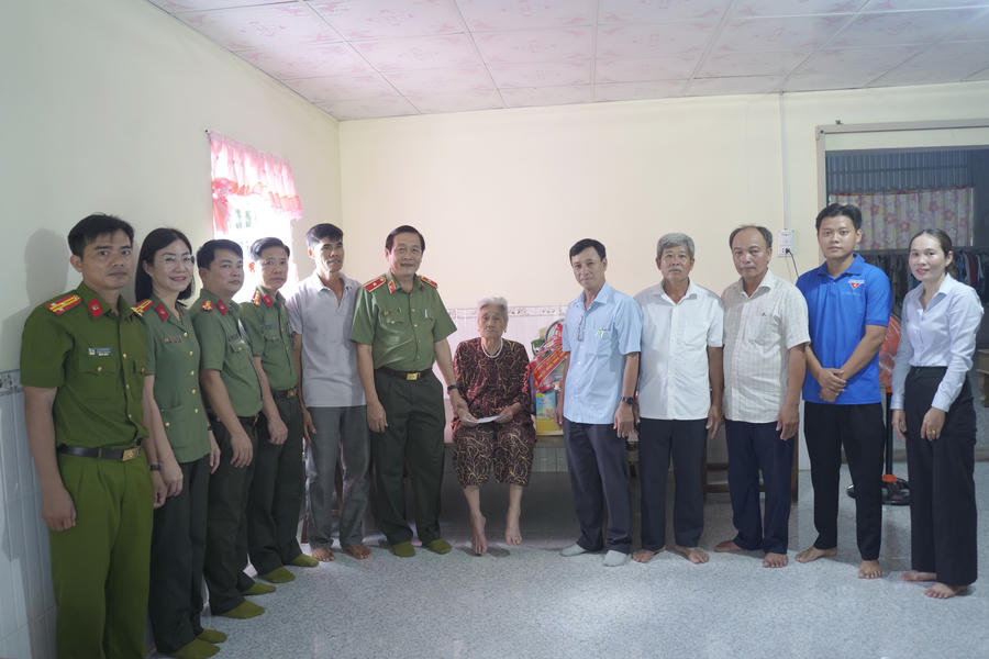 Thiếu tướng Hồ Việt Triều cùng đoàn công tác thăm, tặng quà tri ân Mẹ Việt Nam Anh hùng Lê Thị Dồi (Ảnh: Hữu Đệ).
