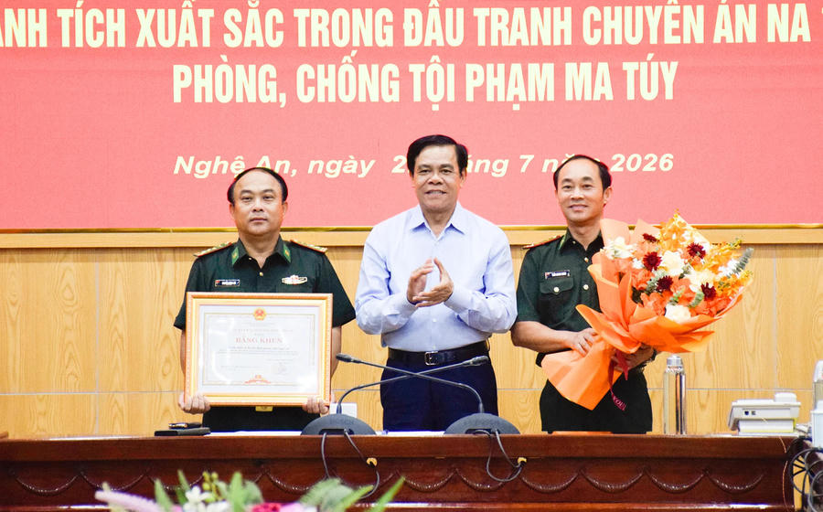 Chủ tịch UBND tỉnh Nghệ An trao tặng Bằng khen cho tập thể Bộ đội Biên phòng tỉnh.