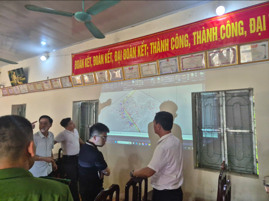 Giấy chứng nhận quyền sử dụng đất của anh Phạm Thế Anh cùng diện tích mảnh đất và buổi làm việc tại thôn Đồng Kẹ giữa UBND xã Cao Dương, Ban QL xây dựng điện miền Bắc cùng gia đình nhà anh Thế Anh đã trình chiếu hướng tuyến vị trí móng cột đều đi vào phần đất thổ cư của gia đình anh Thế Anh.