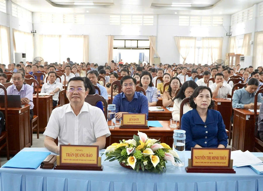Đại biểu tham dự hội nghị.