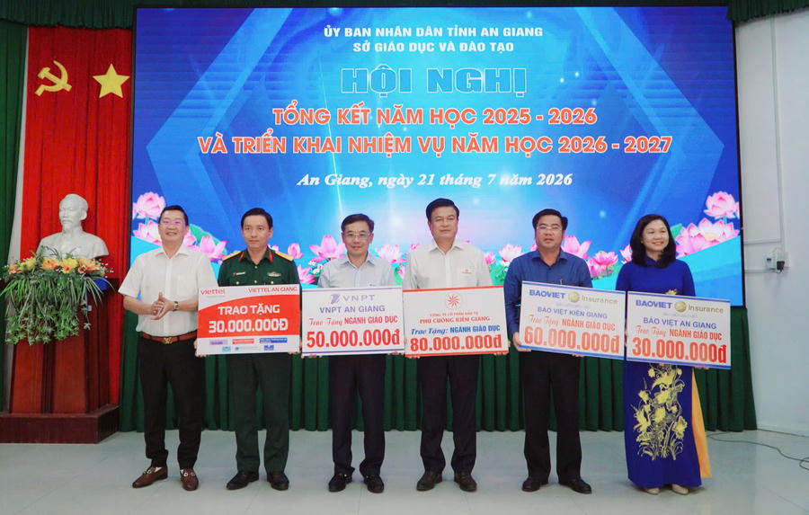 Các đơn vị, doanh nghiệp trao bảng tượng trưng tặng kinh phí cho ngành giáo dục tỉnh An Giang thực hiện công tác khen thưởng.