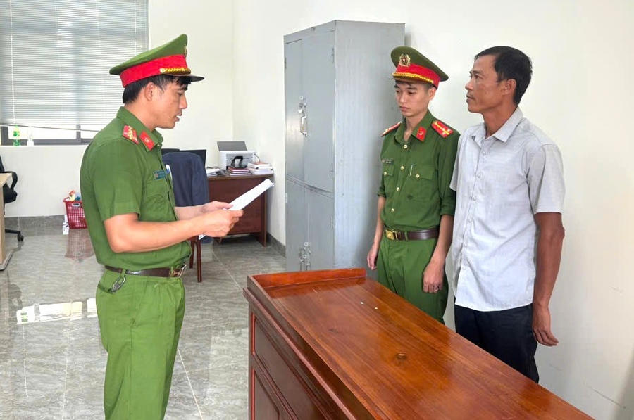 Công an xã Tuy Đức tống đạt Quyết định khởi tố vụ án hình sự, Quyết định khởi tố bị can và thi hành Lệnh bắt bị can để tạm giam đối với Phạm Văn Thể.
 (Ảnh: Công an tỉnh Lâm Đồng)