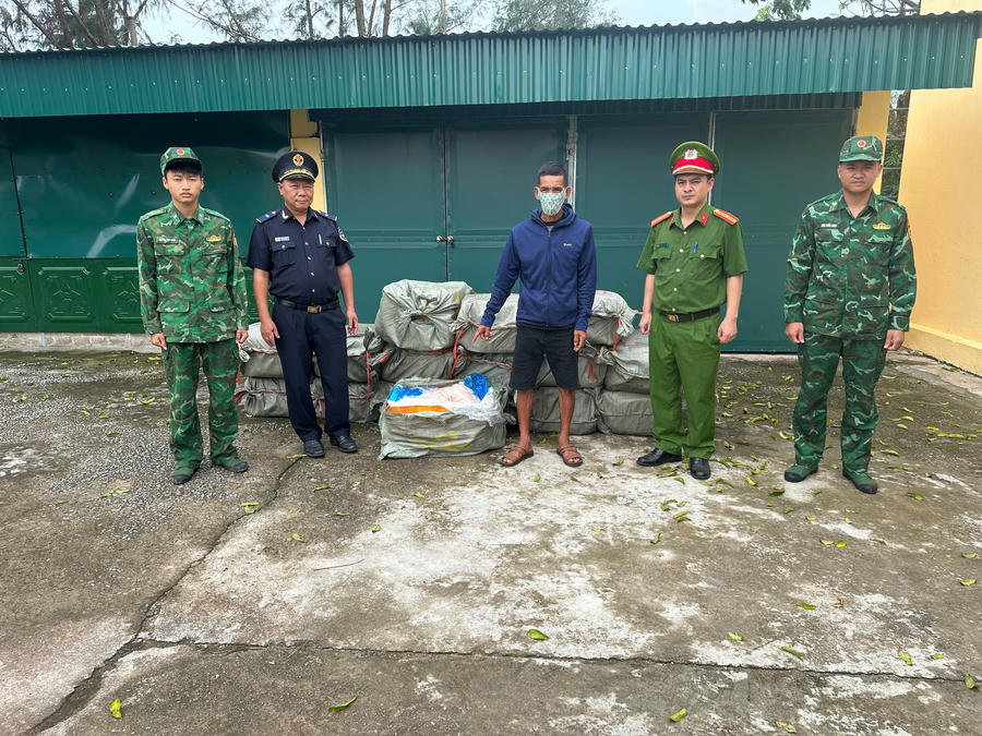 Lực lượng chức năng bắt giữ đối tượng cùng số hàng hóa không rõ nguồn gốc.