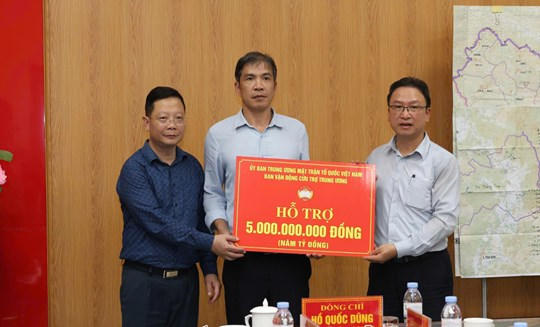 Ông Nguyễn Văn Thanh - Ủy viên Đoàn Chủ tịch, Trưởng Ban Dân tộc và Tôn giáo Cơ quan Ủy ban Trung ương MTTQ Việt Nam đã trao số tiền hỗ trợ cho Ủy ban MTTQ Việt Nam tỉnh Lai Châu. (Ảnh: Báo Lai Châu)