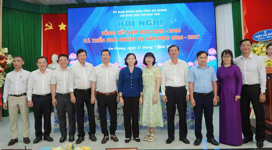 Các đại biểu chụp ảnh lưu tại hội nghị.