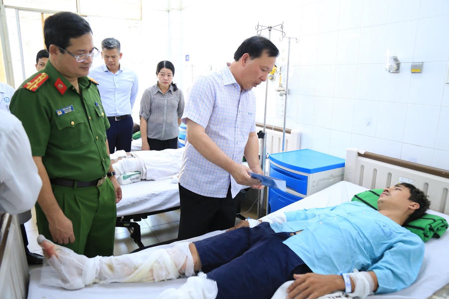 Đồng chí Nguyễn Văn Út, Phó Bí thư Thành ủy, Chủ tịch UBND thành phố Đồng Nai và Đại tá Trần Anh Sơn, Phó Giám đốc Công an thành phố thăm hỏi, động viên các nạn nhân đang điều trị và gia đình người bị tai nạn. (Ảnh: Công an TP Đồng Nai)