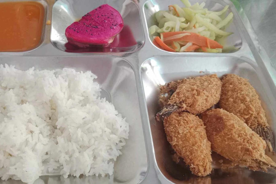 Việc tổ chức bữa ăn bán trú cho học sinh là vấn đề các phụ huynh rất quan tâm