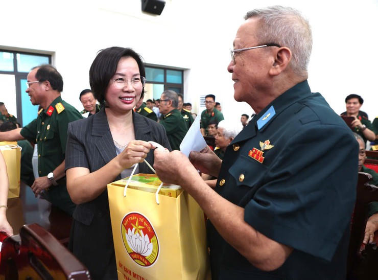 Lãnh đạo thành phố Hà Nội trao quà cho cựu chiến binh là thương binh tiêu biểu. (Ảnh: UBND TP Hà Nội)