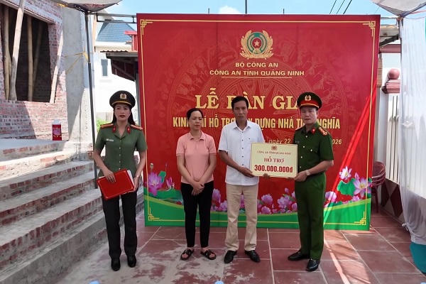 Công an tỉnh Quảng Ninh trao kinh phí hỗ trợ gia đình liệt sỹ Nguyễn Đăng Khải xây dựng Nhà tình nghĩa.