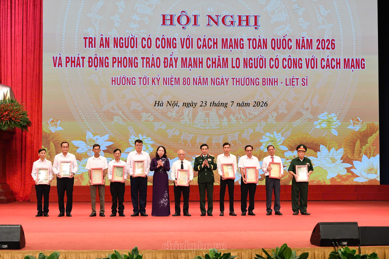 Phó Thủ tướng, Bộ trưởng Bộ Quốc phòng, Đại tướng Phan Văn Giang; Phó Chủ tịch nước Võ Thị Ánh Xuân trao kỷ vật cho thân nhân các Anh hùng liệt sĩ - Ảnh: VGP/Nhật Bắc