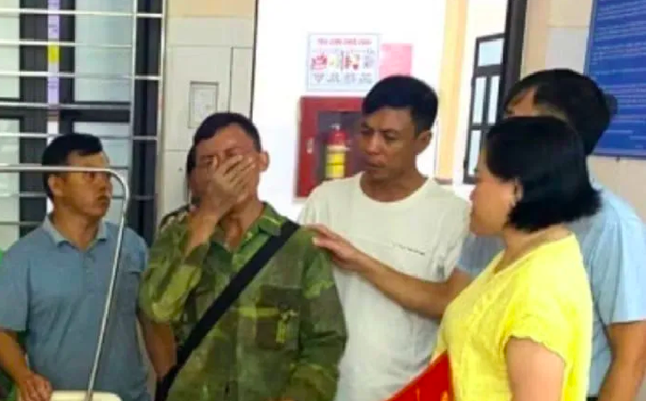Chính quyền xã Mường Nhé, tỉnh Điện Biên đến thăm hỏi, động viên người nhà nạn nhân. (Ảnh: TTXVN phát)
