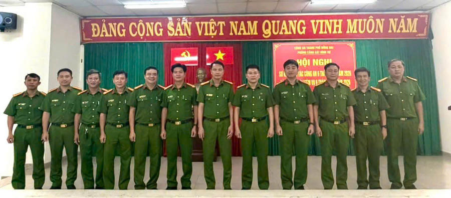 Đại biểu chụp ảnh lưu niệm tại hội nghị.