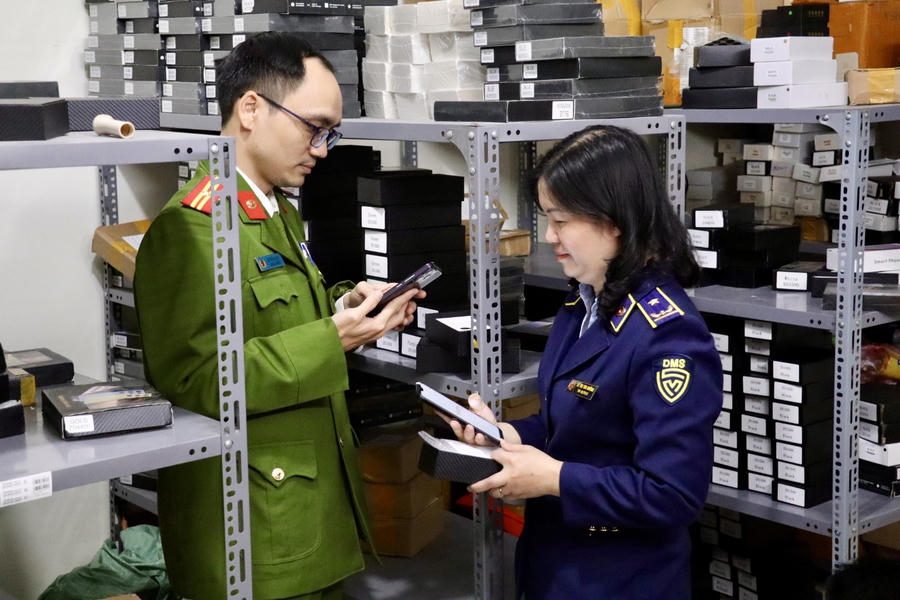 Lực lượng chức năng kiểm tra cơ sở kinh doanh. (Ảnh minh họa: hanoi.dms.gov.vn)