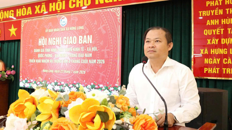 Ông Huỳnh Văn Phạm Hồng, Phó Bí thư Đảng ủy, Chủ tịch UBND xã Hưng Long phát biểu tại hội nghị.
