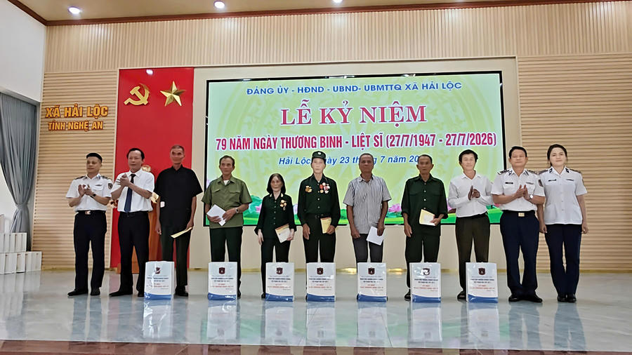 Trao tặng nhiều phần quà tri ân nhân kỷ niệm 79 năm Ngày Thương binh - Liệt sĩ .