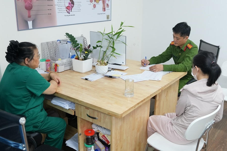 Cơ quan Công an làm việc với các đối tượng: Nguyễn Tất Tín, Lê Thị Dung và Hà Thị Bình. (Ảnh: Công an tỉnh Nghệ An)