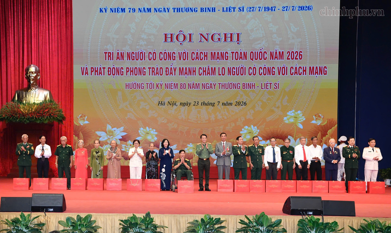 Chủ tịch Ủy ban Trung ương Mặt trận Tổ quốc Việt Nam Bùi Thị Minh Hoài; Bộ trưởng Bộ Công an, Đại tướng Lương Tam Quang tặng quà người có công và thân nhân liệt sĩ - Ảnh: VGP/Nhật Bắc