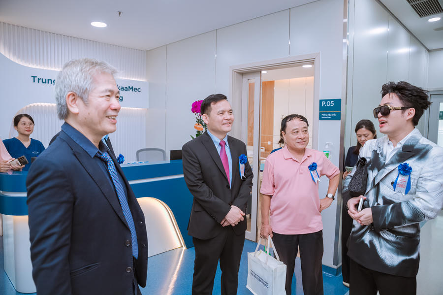 Bác sĩ CKII Bùi Tiến Hùng, Giám đốc Trung tâm Mắt PhenikaaMec - Bệnh viện Đại học Phenika (bìa trái) trò chuyện với đại biểu, khách mời.