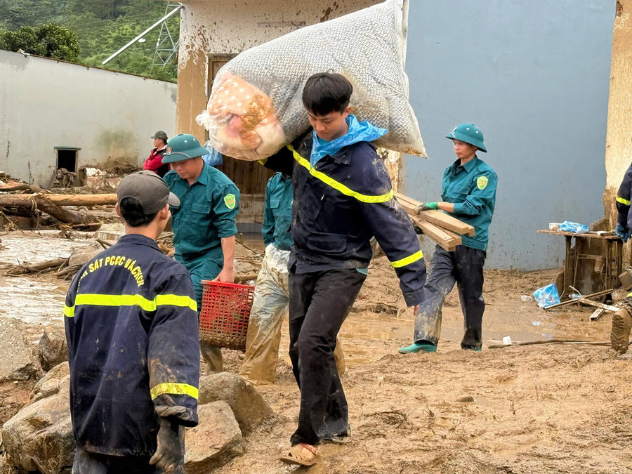 Người Công an vẫn ở lại – không chỉ để khắc phục hậu quả thiên tai, mà còn để gieo thêm niềm tin, tiếp thêm nghị lực cho người dân bắt đầu lại cuộc sống từ đống đổ nát.