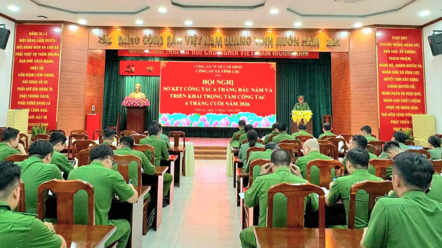 Thượng tá Đinh Trần Ngọc Tiên, Trưởng Công an xã Vĩnh Lộc phát biểu tại hội nghị.