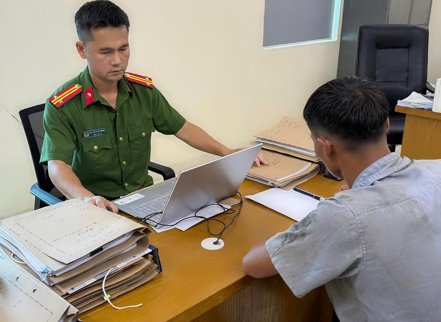 Công an xã Đường Hồng làm việc với T.C.L.