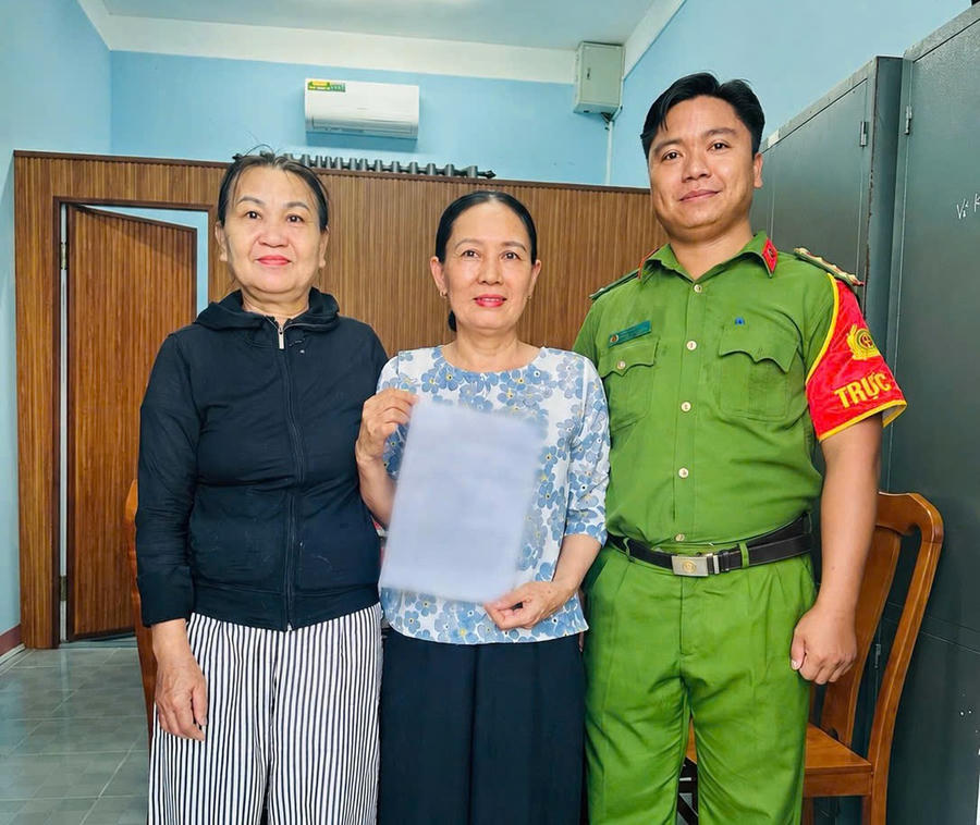 Lực lượng Công an Công an hỗ trợ chị Thúy nhận lại 270 triệu đồng chuyển nhầm. (Ảnh: CA ĐN)