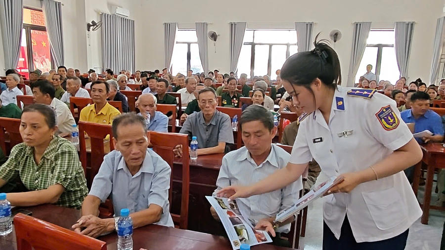 Người dân được tiếp cận các quy định, luật hiện hành.