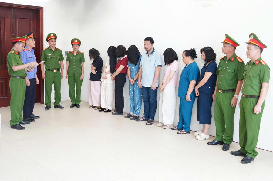 Cơ quan Cảnh sát điều tra Công an tỉnh Nghệ An đọc lệnh khởi tố vụ án, khởi tố 10 bị can về tội “Lừa dối khách hàng”. (Ảnh: Công an tỉnh Nghệ An)
