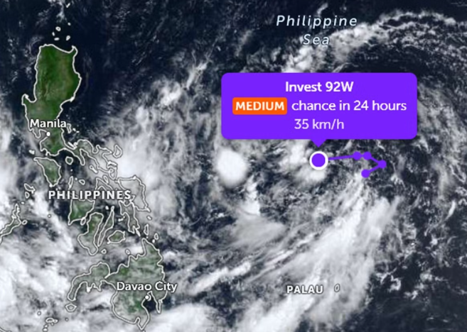 Vị trí hiện tại và sức gió của vùng áp thấp 92W. Ảnh: Zoom Earth, JMA/ NOAA, Himawari