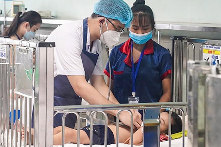 Thăm khám cho trẻ bị virus Adeno tại Bệnh viện Nhi Trung ương (Ảnh: Bệnh viện Nhi Trung ương).