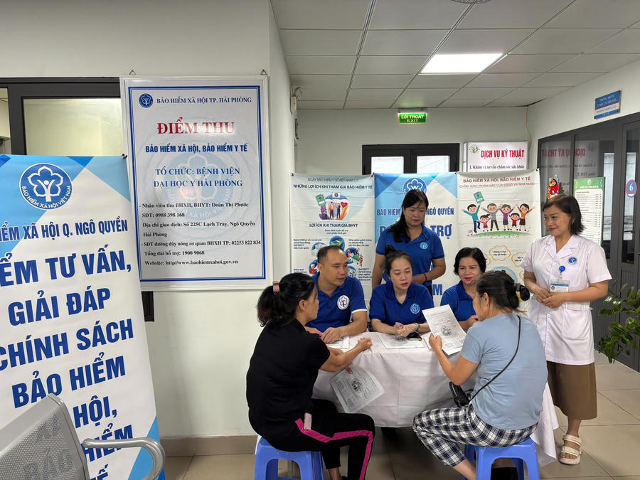 Cán bộ BHXH TP Hải Phòng tư vấn chính sách, góp phần nâng tỷ lệ chi trả lương hưu không dùng tiền mặt lên 99,71%.