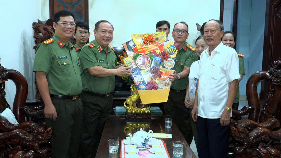  Thiếu tướng Lê Quang Nhân và Đoàn công tác thăm hỏi, tri ân các đồng chí nguyên lãnh đạo Công an tỉnh Gia Lai là thương binh nhân kỷ niệm 79 năm Ngày Thương binh - Liệt sĩ.