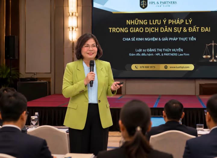 Thạc sĩ, Luật sư Đặng Thị Thúy Huyền chia sẻ kinh nghiệm và giải pháp thực tiễn trong một hội nghị chuyên đề pháp lý về giao dịch dân sự và đất đai.