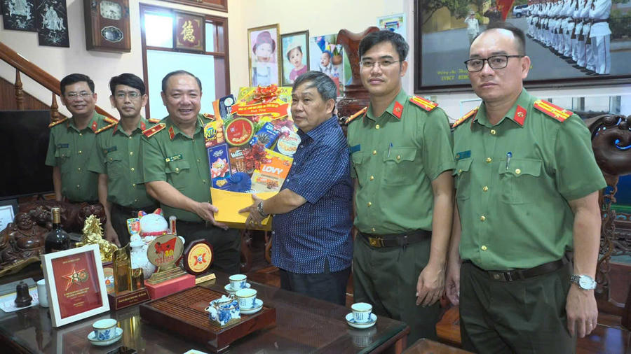 Thăm hỏi, tri ân các đồng chí nguyên lãnh đạo Công an tỉnh Gia Lai là thương binh nhân kỷ niệm 79 năm Ngày Thương binh - Liệt sĩ.
