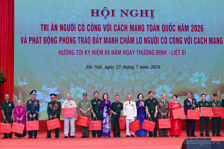 Phó Thủ tướng Phạm Thị Thanh Trà; Phó Chủ tịch Quốc hội Nguyễn Thị Thanh tặng quà người có công và thân nhân liệt sĩ - Ảnh: VGP/Nhật Bắc