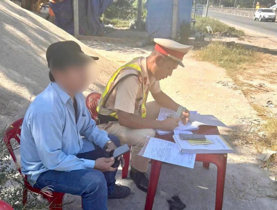 Tài xế không nhường đường cho xe ưu tiên bị lập biên bản xử phạt. Ảnh Tuổi Trẻ Tài xế không nhường đường cho xe ưu tiên bị lập biên bản xử phạt. Ảnh Tuổi Trẻ
