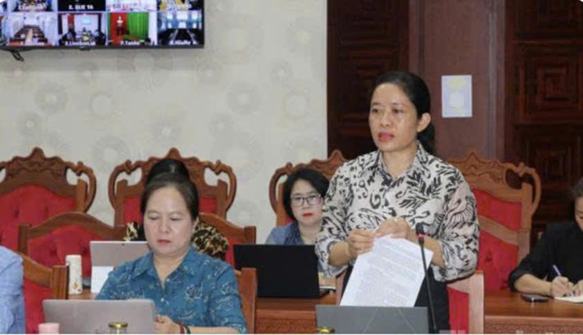 Giám đốc Sở Giáo dục và Đào tạo Đắk Lắk Lê Thị Thanh Xuân báo cáo tại cuộc họp