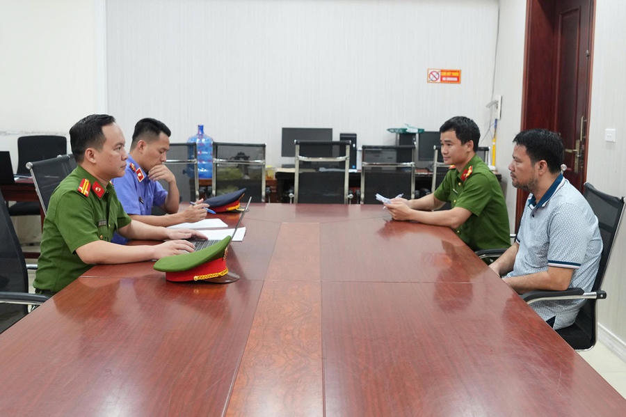 Cơ quan Công an làm việc với các đối tượng: Nguyễn Tất Tín, Lê Thị Dung và Hà Thị Bình. (Ảnh: Công an tỉnh Nghệ An)