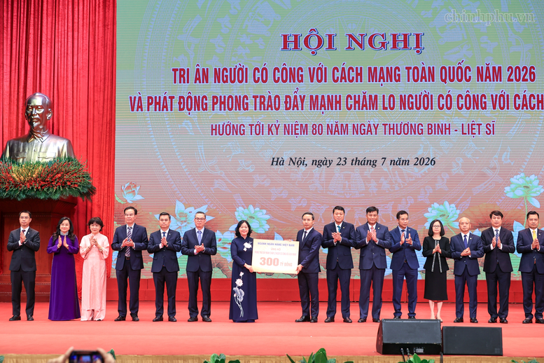 Hưởng ứng lời kêu gọi ủng hộ phong trào "Đẩy mạnh chăm lo người có công với cách mạng", nhiều tập đoàn, doanh nghiệp, ngân hàng đã ủng hộ với tổng số kinh phí ước tính khoảng gần 12 nghìn tỷ đồng - Ảnh: VGP/Nhật Bắc