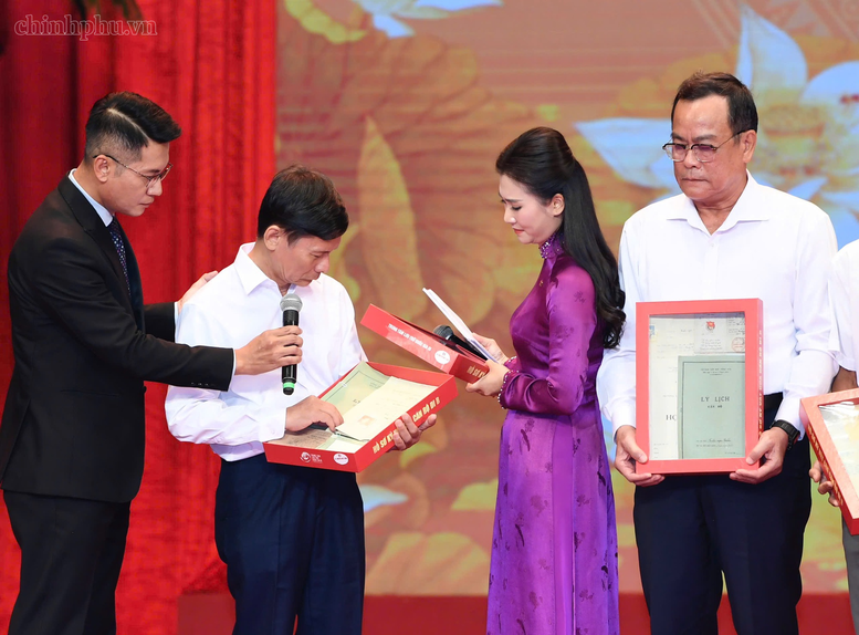 Thân nhân các Anh hùng liệt sĩ xúc động nhận lại kỷ vật - Ảnh: VGP/Nhật Bắc